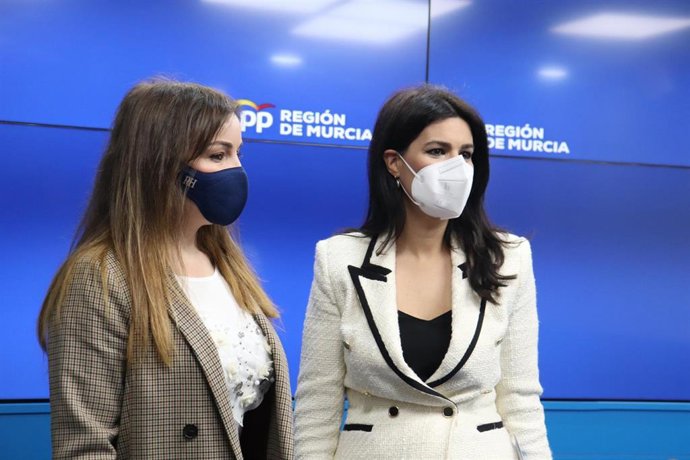 La portavoz del PPRM,, Miriam Guardiola, junto a la vicesecretaria regional de Territorial, Rebeca Pérez