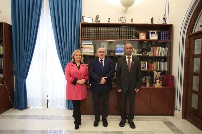 María Jesús Bonilla, directora de la Cátedra Mujer, Empresa y Deporte de la UCAM, José Luis Mendoza, presidente de la UCAM, y Ahmed Bin Mohamed Al Jarwan, presidente del Consejo Global para la Tolerancia la Paz.