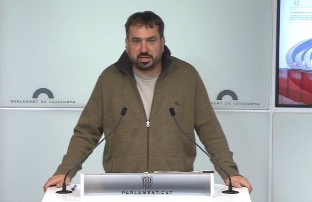 El diputado de la CUP en el Parlament Dani Cornell en rueda de prensa en la Cámara catalana, a 14 de marzo de 2022, en Barcelona.