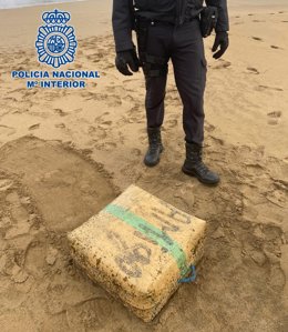Un nuevo fardo de droga llegado a la playa de Las Canteras, en Las Palmas de Gran Canaria