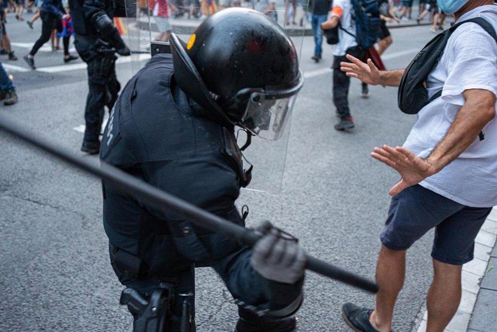 Archivo - Actuación de un agente de los 'antidisturbios', en una imagen de archivo