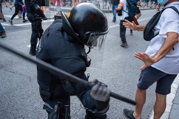 Archivo - Un Mosso carga contra un hombre durante los altercados en la comisaría de la Policía Nacional de la via Laietana tras la manifestación de la ANC por la Diada, día de Cataluña, a 11 de septiembre de 2021, en Barcelona, Catalunya (España). Entre