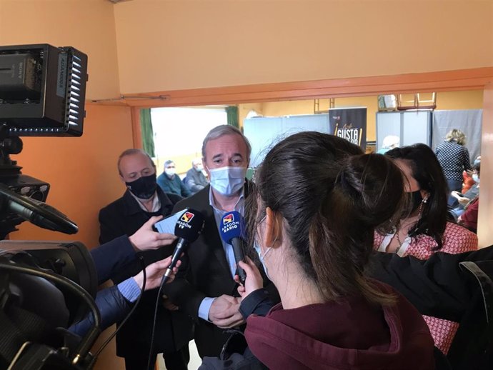 El alcalde de Zaragoza, Jorge Azcón atiende a los medios de comunicación