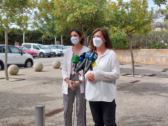 La presidenta del Govern, Francina Armengol, junto a la ministra de Industria, Comercio y Turismo, Reyes Maroto.
