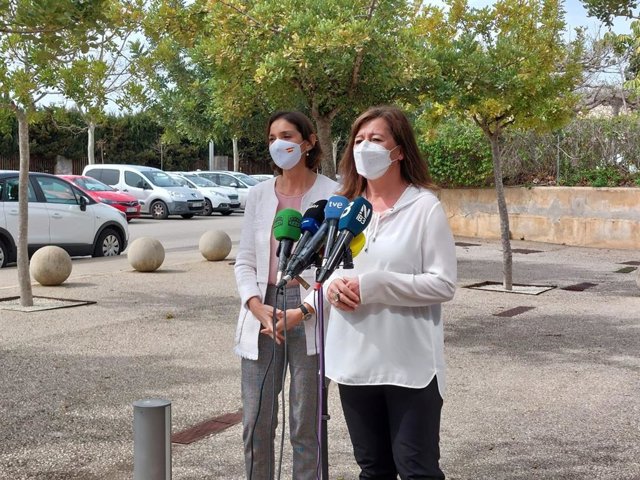 La presidenta del Govern, Francina Armengol, junto a la ministra de Industria, Comercio y Turismo, Reyes Maroto.