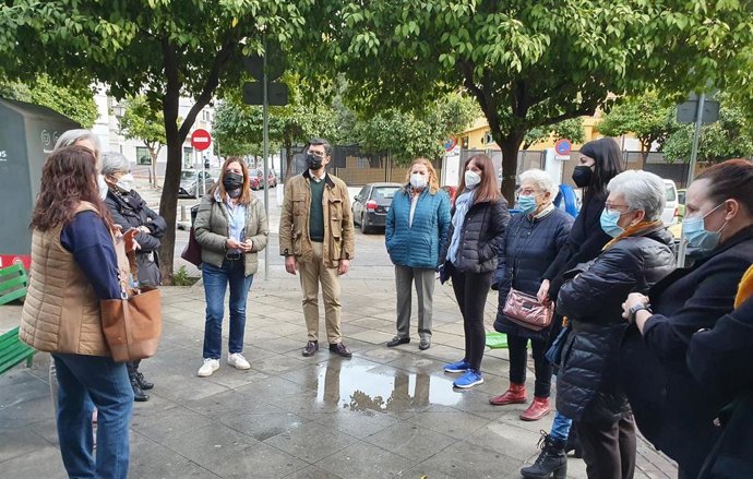 El portavoz de Cs, Álvaro Pimentel, en una reunión con vecinos afectados por inundaciones de sus calles en días de lluvia.