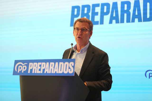 El presidente de la Xunta de Galicia y precandidato a la presidencia del PP nacional, Alberto Núñez Feijóo, interviene en la celebración de un acto con afiliados, simpatizantes y cargos del PP de Baleares. 