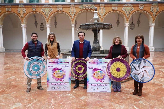 Presentación de la octava edición del proyecto 'Urban Knitting Iznájar'.