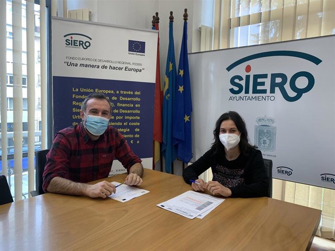 Los concejales de Siero Alberto Pajares y Aida Nuño