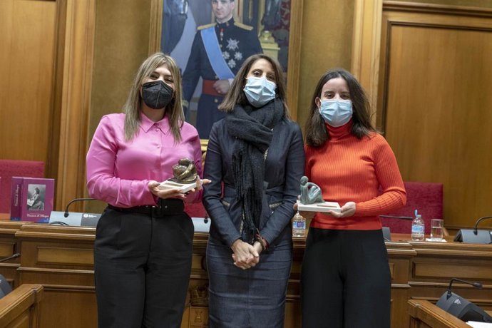 Archivo - La diputada provincial de Igualdad de Almería junto a las ganadoras del XXII Premio Nacional de Ensayo 'Carmen de Burgos'.