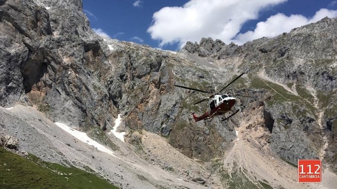 Archivo - Rescate en helicóptero a un hombre accidentado en Picos de Europa
