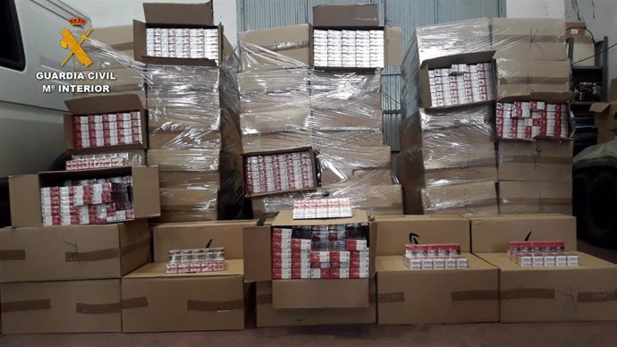 La Guardia Civil incauta más de 42.000 cajetillas de tabaco de contrabando.