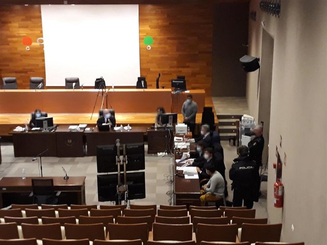 El acusado de matar a su bebé se sienta en el banquillo