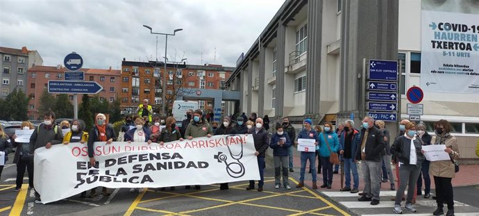 Cadena humana ante el Hospital de San Eloy en Barakaldo (Bizkaia)