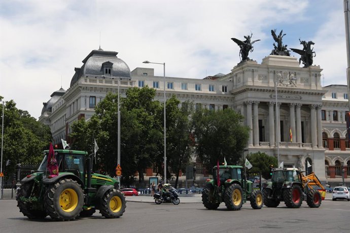 Archivo - Agricultores de varias CCAA se concentran con tractores a las puertas del Ministerio de Agricutura para reclamar un futuro para el sector, a 14 de julio de 2021, en Madrid (España). La concentración ha sido convocada por Unión de Uniones de Ag