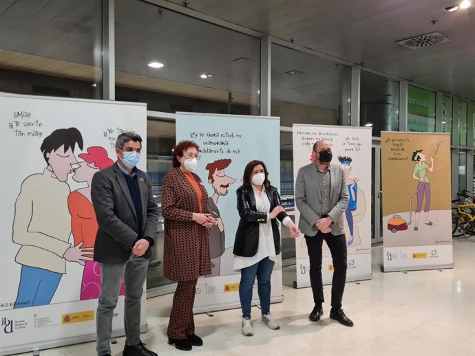 La consellera de Presidencia, Función Pública e Igualdad, Mercedes Garrido, inaugura dos exposiciones de Diana Raznovich sobre micromachismos en la Estación Intermodal de Palma.