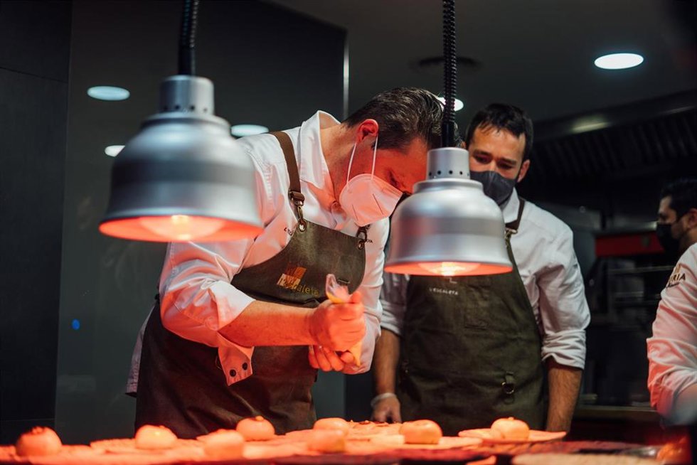 Archivo - Sabor a Málaga promociona los productos locales y la gastronomía sostenible en las jornadas 'Diego&Friends'. En la imagen Diego Gallegos con Kiko Moya