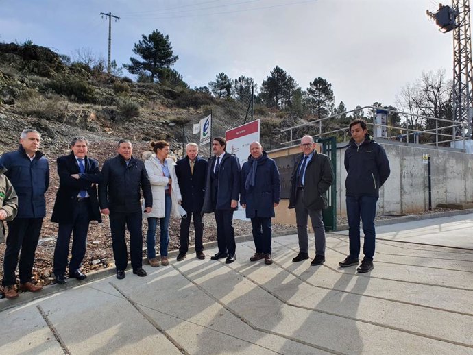 El consejero de Fomento y Medio Ambiente, Juan Carlos Suárez-Quiñones, junto al resto de autoridades y técnicos, durante la visita.