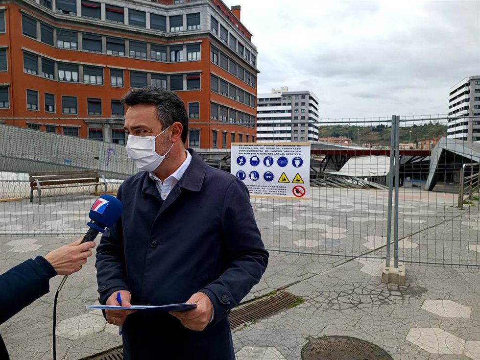 Jon Andoni Uría, concejal de Obras y Servicios para los Barrios y la Ciudad, en las obras de Pormetxeta.