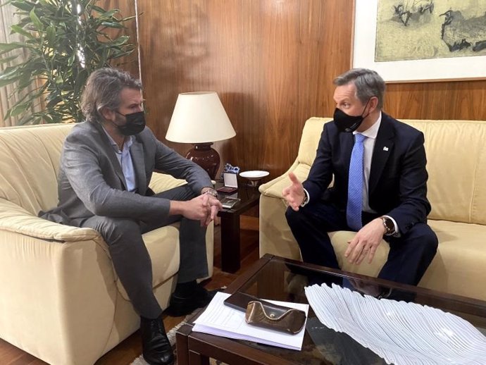 El delegado del Gobierno, José Miñones, mantiene un encuentro con el presidente de la Fegamp, Alberto Varela