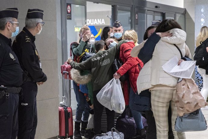 Refugiados ucranianos son recibidos por sus familias de acogida,  a su llegada al aeropuerto de Manises el pasado sábado