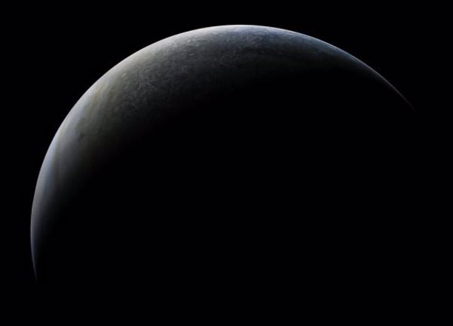 Creciente de Júpiter visto desde la nave Juno