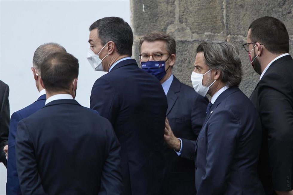 El presidente del gobierno, Pedro Sánchez (3i), y el presidente de la Xunta, Alberto Núñez Feijóo (c); en el  homenaje a los palmeros tras la erupción del volcán de Cumbre Vieja, en el Convento de San Francisco, a 12 de marzo de 2022.