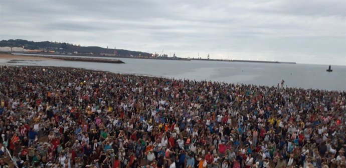 Archivo -    Un total de 9.580 personas participan en el 'Récord Mundial de Escanciado Simultáneo', realizado en el marco de la XXVII Fiesta de la Sidra Natural de Gijón de 2018