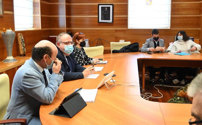 El consejero de Sanidad en funciones, Alejandro Vázquez, (segundo por la izquierda) en la reunión con el Ayuntamiento de Villablino y la Plataforma por la Sanidad de El Bierzo y Laciana.