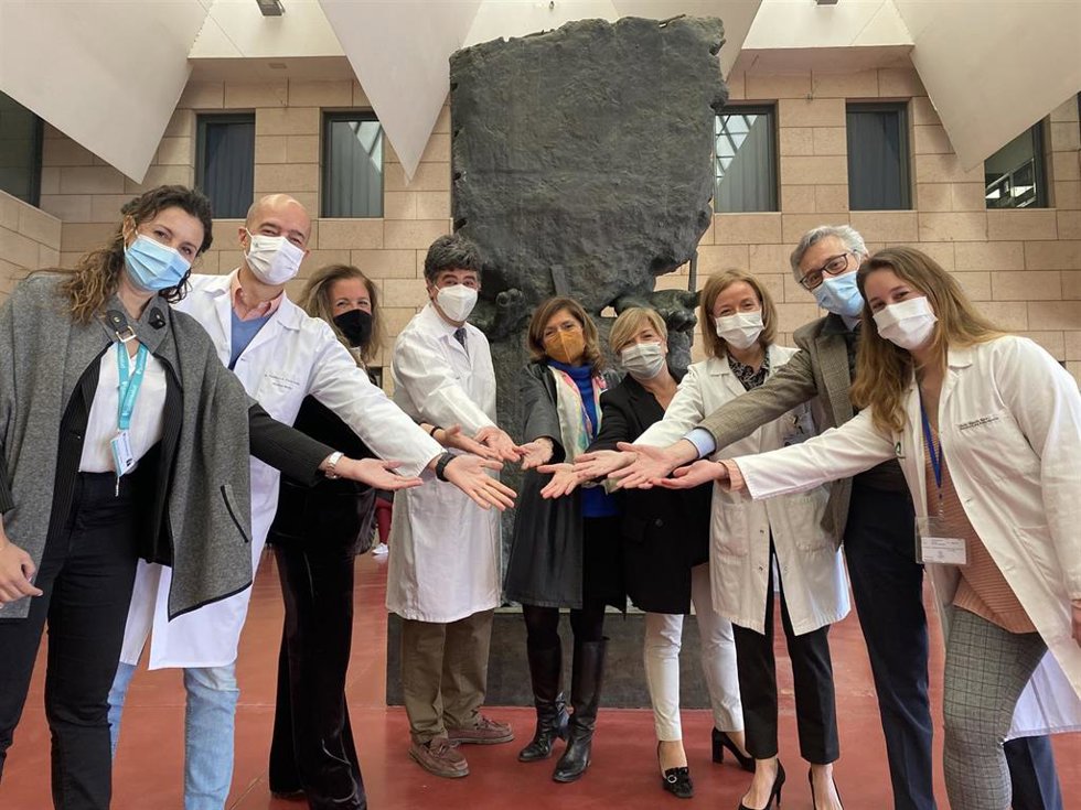 María Jesús Botella, Alexia Sánchez y Valle Garcia, junto a otros responsables de los hospitales Reina Sofía y Quirónsalud Córdoba, delante del Monumento al Donante.