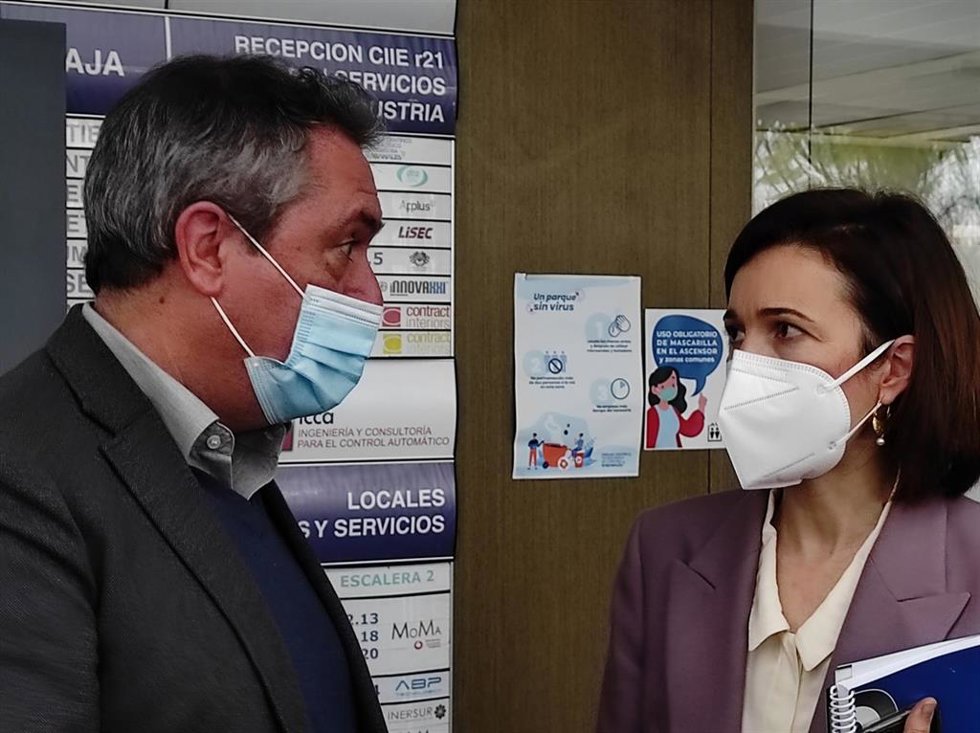 Espadas habla con la presidenta de Rabanales 21, Eva Pozo, en Córdoba.