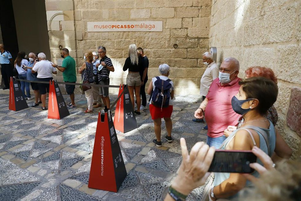 Archivo - Varios turistas llenan una de las salas del Museo Picasso y disfrutan de las obras de arte del artista malagueño, en una foto de archivo.