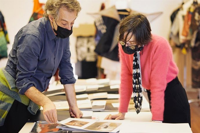 Jurado eligiendo los diseños finalistas.