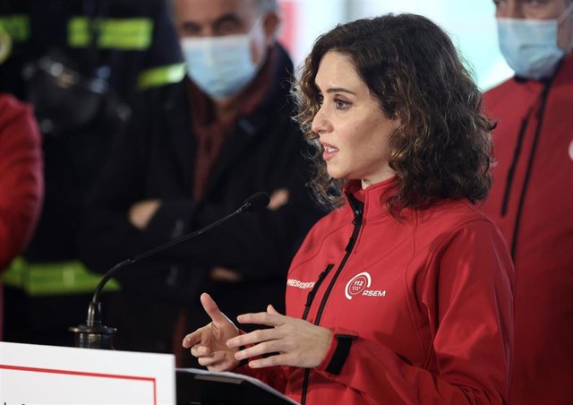 La presidenta de la Comunidad de Madrid, Isabel Díaz Ayuso, interviene durante su visita al Parque de Bomberos de Las Rozas 