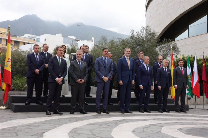 Foto de familia de los presidentes autonómicos con el presidente del Gobierno, Pedro Sánchez y el Rey Felipe VI antes de la reunión de la Conferencia de Presidentes en la isla de La Palma.