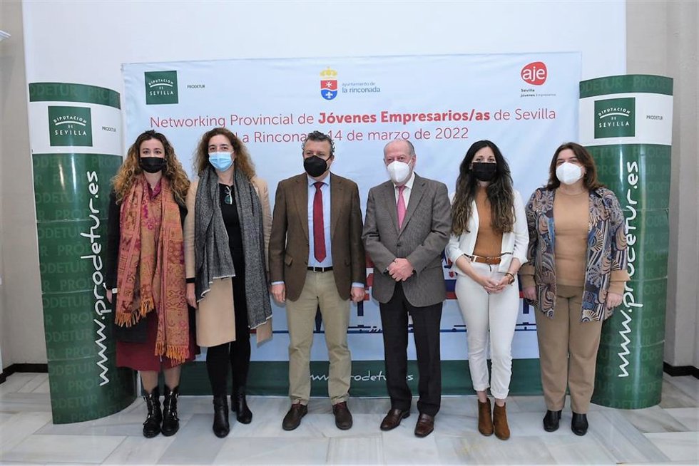 Javier Fernández y Fernando Rodríguez Villalobos, en el primer encuentro provincial de negocios en La Rinconada este año.