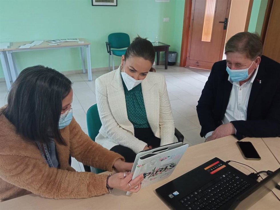 La delegada de Turismo de la Junta en Huelva, María Ángeles Muriel, ha visitado este lunes el Hotel Sierra Luz de Cortegana.