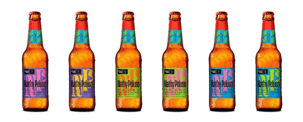 Botellines decorados con la campaña de Estrella Damm para el concierto.