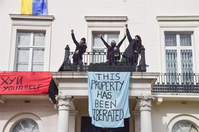 Un grupo de personas ocupa la mansión del oligarca ruso Oleg Deripaska, en Londres.