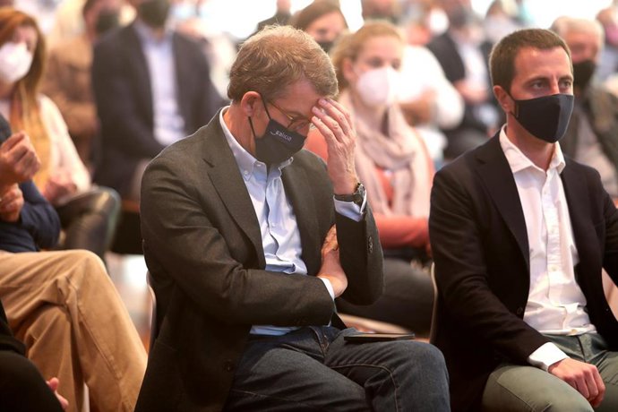 El presidente de la Xunta de Galicia y precandidato a la presidencia del PP nacional, Alberto Núñez Feijóo (i) y el presidente del PP de Mallorca, Lloren Galmés (d), en la celebración de un acto con afiliados, simpatizantes y cargos del PP de Baleares.