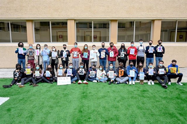 Los alumnos de Física de la UMU celebran el Día de Pi con un 'numeroso' posado