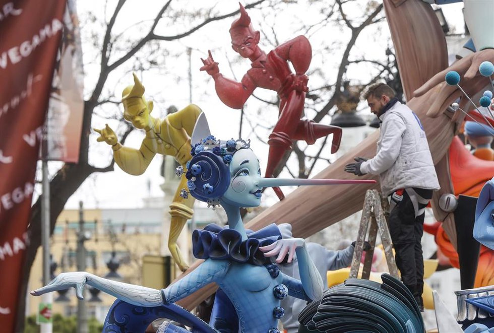 Un empleado trabaja en el último montaje de la falla Na Jordana durante la celebración de las Fallas de Valencia 2022