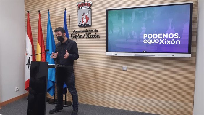 Juan Chaves, concejal de Podemos-Equo Xixón, en rueda de prensa en el Ayuntamiento de Gijón