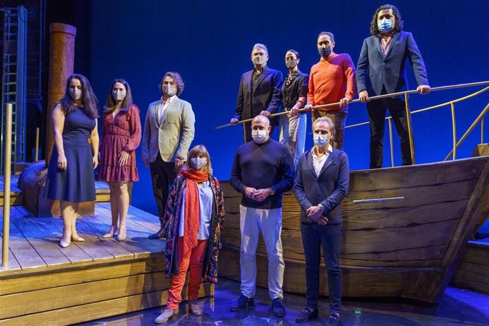 Enrique Arriaga junto al elenco de 'Florencia en el Amazonas'