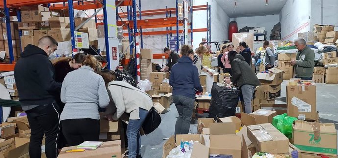 Nave en Málaga donde los voluntarios ayudan con el material de ayuda humanitaria hacia Ucrania