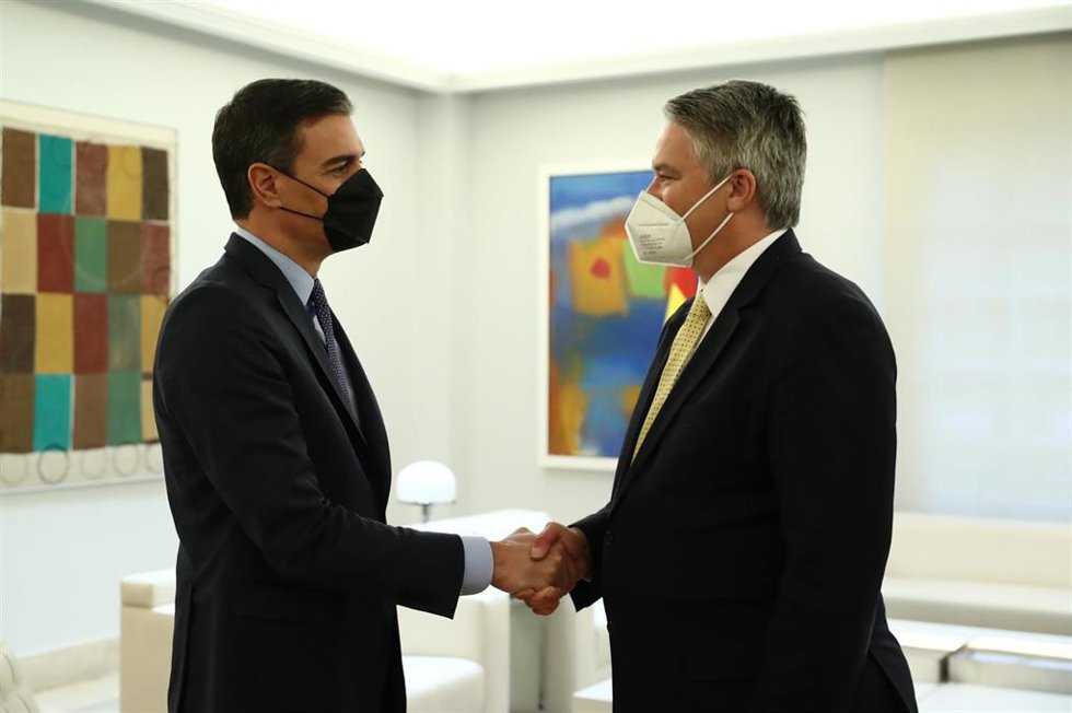 El presidente del Gobierno, Pedro Sánchez,  con el Secretario General de la Organización para la Cooperación y el Desarrollo Económico (OCDE), Mathias Cormann en La Moncloa.