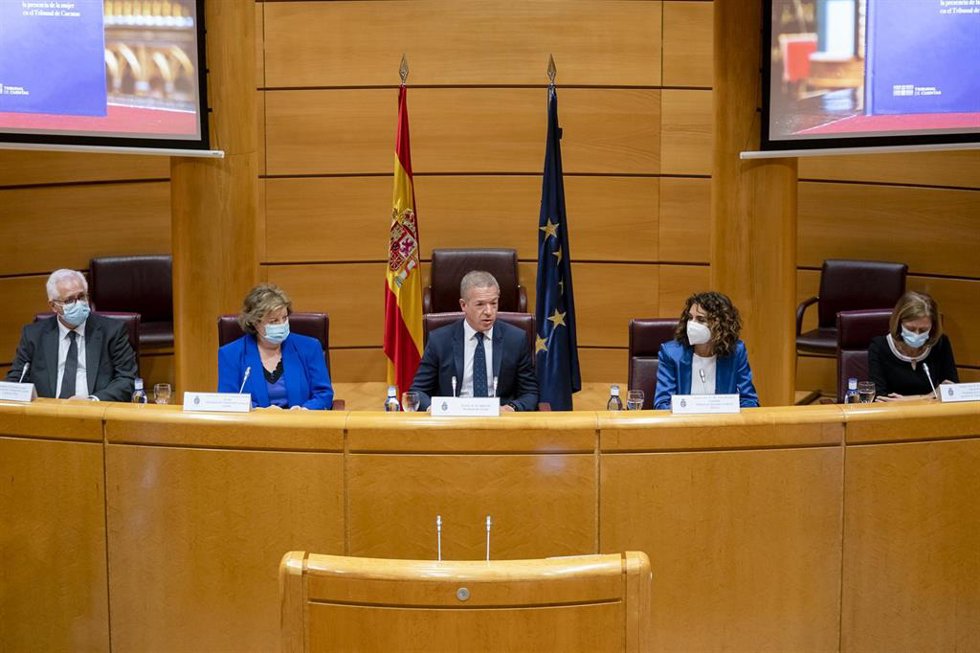 (I-D) El autor del libro, Agustín Torreblanca López; la presidenta del Tribunal de Cuentas de España, Enriqueta Chicano; el presidente del Senado, Ander Gil; y la ministra de Hacienda y Función Pública, María Jesús Montero, en la presentación de Pioneras