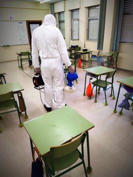 Archivo - Desinfección a cargo de Emulsa de un aula en un colegio de Gijón con positivos de COVID-19