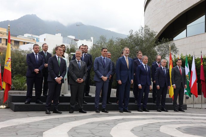 Foto de família dels presidents autonmics amb el president del Govern central, Pedro Sánchez, i el rei Felip VI abans de la Conferncia de Presidents a l'illa de La Palma