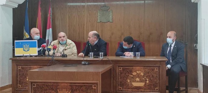 (De Izquierda A Derecha) El Traductor, Igor, Kaig Bubakov, El Expárroco De El Espinar, Valentín Bravo, El Alcalde De El Espinar, Javier Figueredo, Y El Presidente De Mensajeros De La Paz, Sergio Mella.